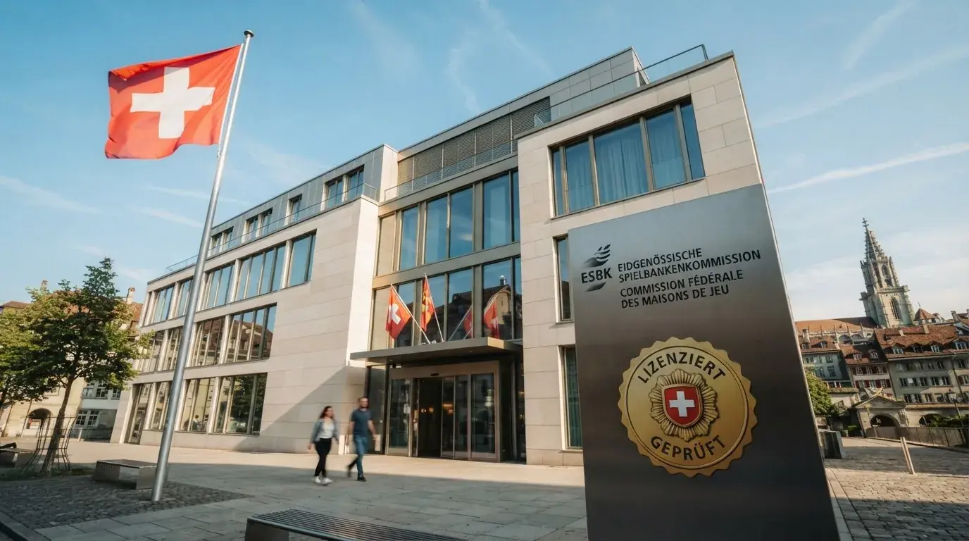Das Gebäude der Eidgenössischen Spielbankenkommission in Bern mit Schweizer Flagge, davor das offizielle ESBK-Logo auf einem Schild